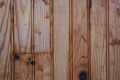 On transforme les troncs d'arbre en planches de bois ou en feuilles de papier.